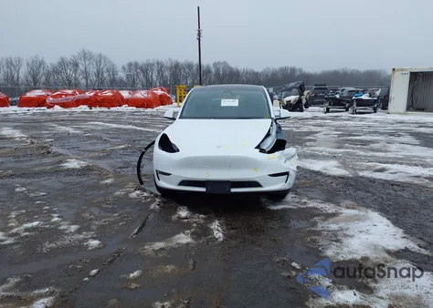2024 Tesla Model Y Long Range Dual Motor All-Wheel Drive from USA, damaged, VIN 7SAYGDEE5RA326577